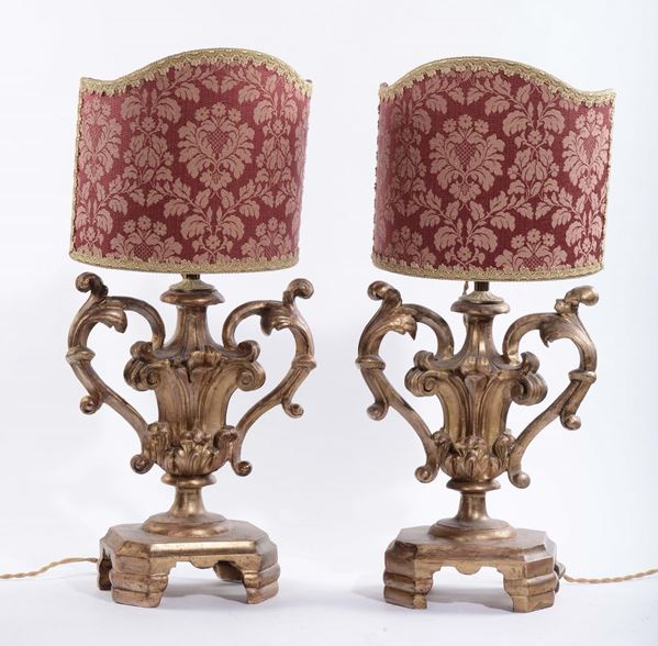 Coppia di lampade a vaso in legno intagliato e dorato, XIX secolo
