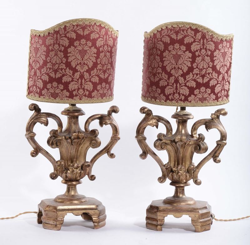 Coppia di lampade a vaso in legno intagliato e dorato, XIX secolo  - Asta Antiquariato e Dipinti Antichi - Cambi Casa d'Aste