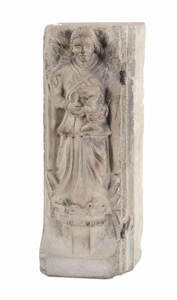 Piccola lesena in marmo con figura di angelo scolpita a rilievo che regge calice, XV secolo