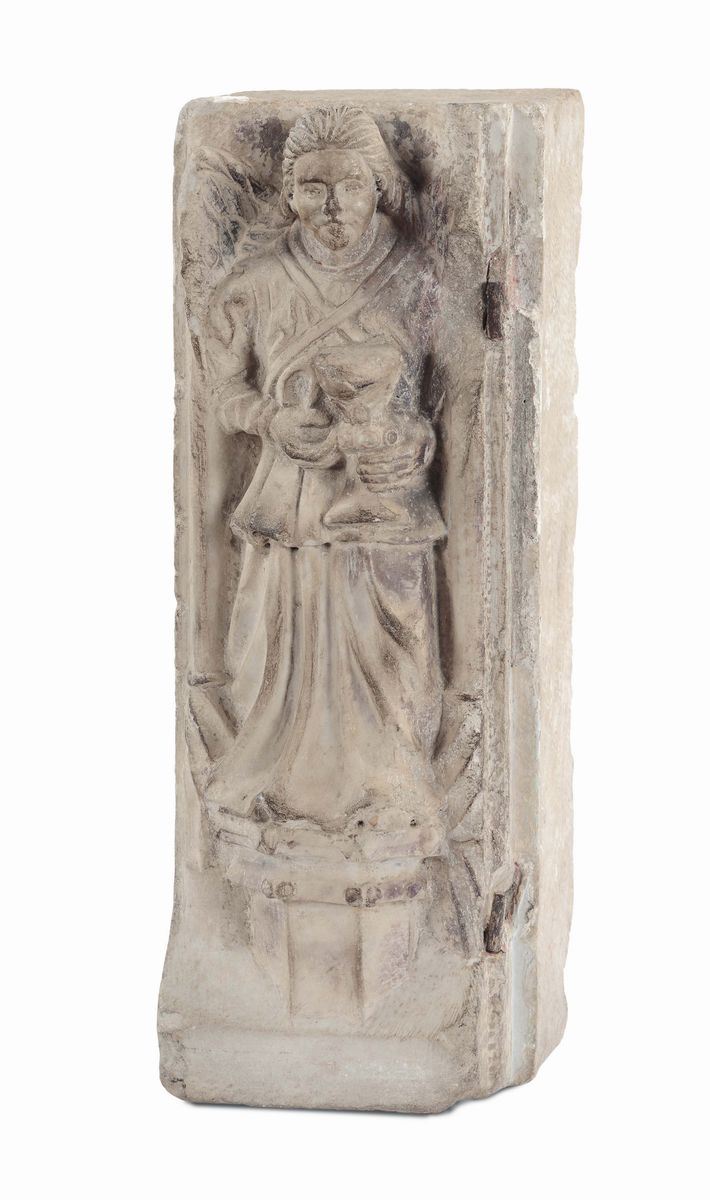 Piccola lesena in marmo con figura di angelo scolpita a rilievo che regge calice, XV secolo  - Asta Bartolozzi, Antiquari dal 1887 - Cambi Casa d'Aste