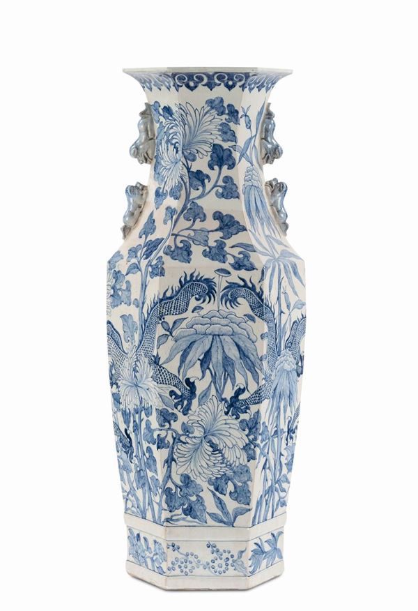 Grande vaso in porcellana decorata in bianco e blu, Cina