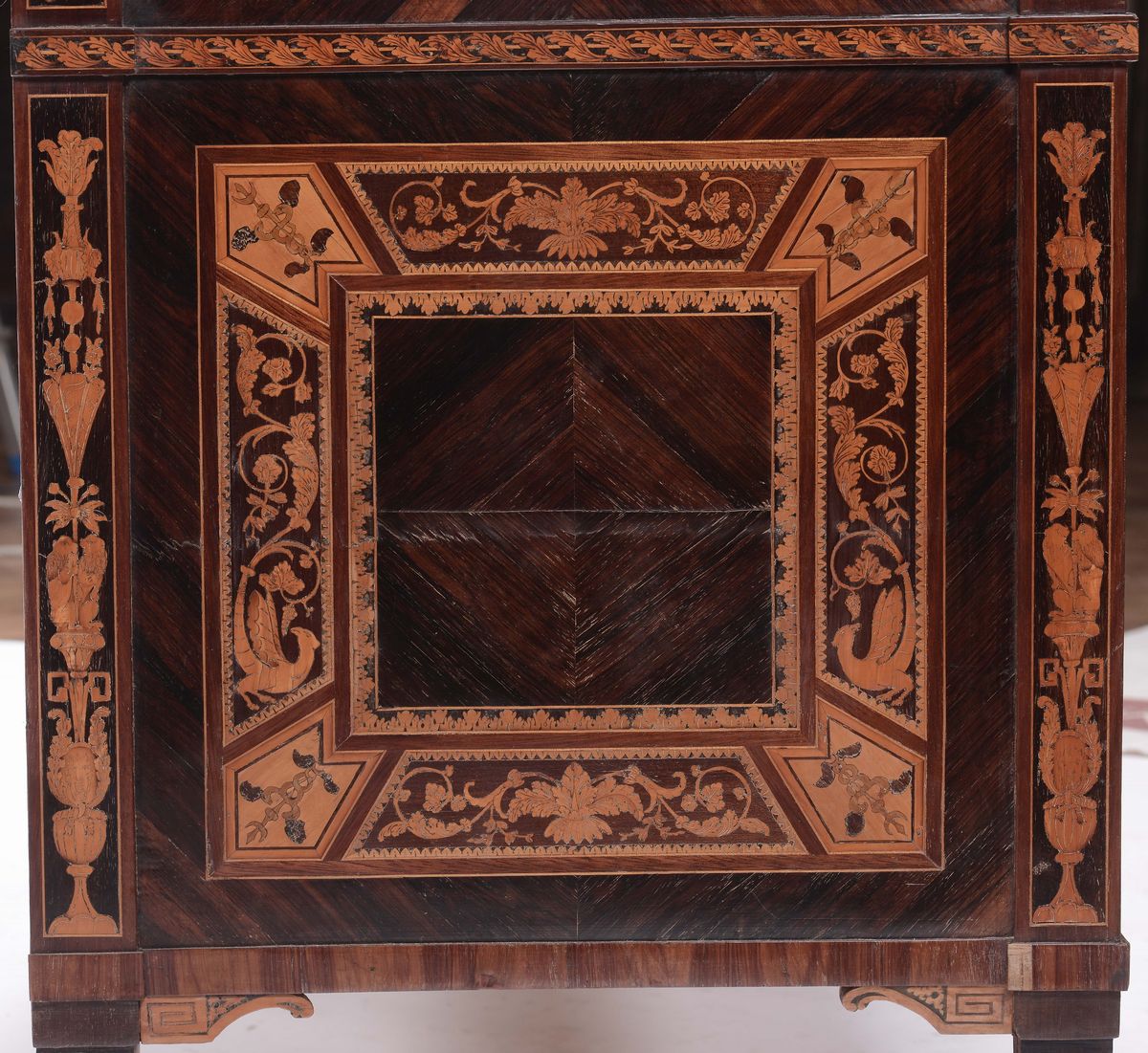 Coppia di Comò Intarsiati a Marqueterie alla Maniera di Giuseppe Maggiolini, Milano Inizi XIX Sec...