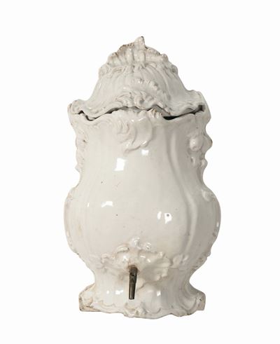 Versatoio in Maiolica Bianca e Piatto Simile, XVIII Secolo
