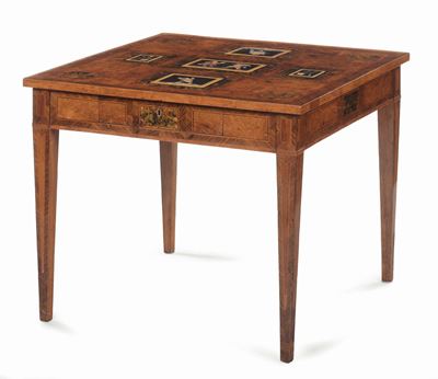 Tavolino da Gioco Listrato in Radica di Olmo e Noce con Placche in Commessi di Pietre Dure, Tosca...
