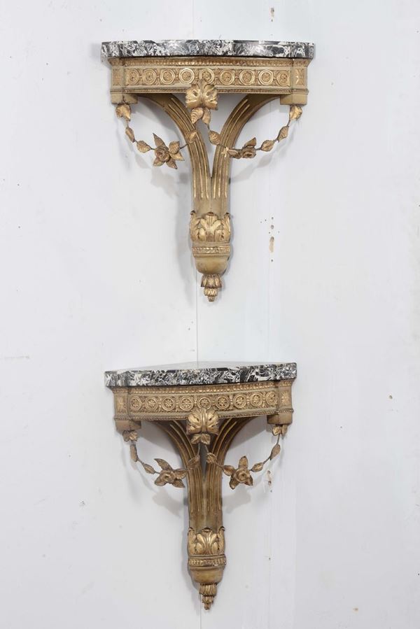 Coppia di piccole consoles ad angolo in legno intagliato e dorato, Italia centrale ultimo quarto XVIII secolo
