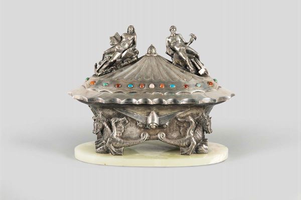 Centrotavola in argento e pietre dure, realizzato dalle oreficerie Minotto, Venezia su disegno di Omero Taddeini, XX secolo