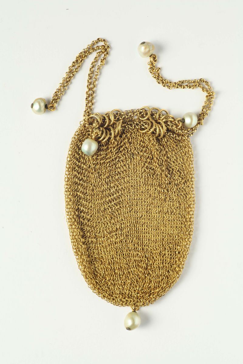 Piccola borsa in oro giallo e piccole perle naturali. Primi anni del '900  - Auction Silvers and Jewels - Cambi Casa d'Aste