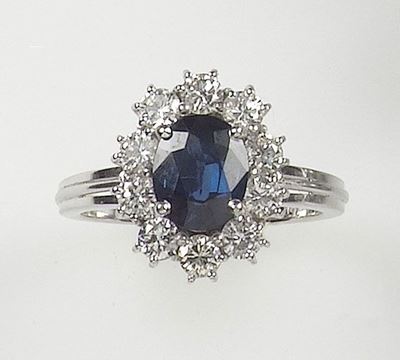 Anello a Margherita con Zaffiro e Diamanti a Contorno