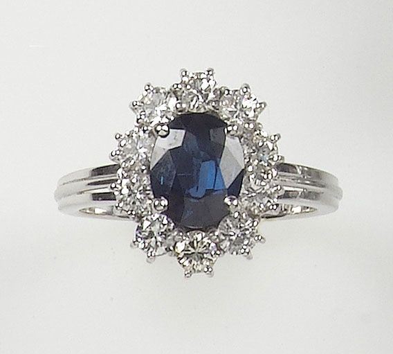 Anello a margherita con zaffiro e diamanti a contorno  - Auction Antique and Old Masters - I - Cambi Casa d'Aste