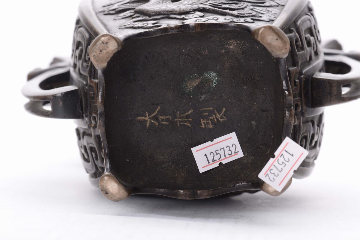 Incensiere con Coperchio in Bronzo a Doppia Ansa Raffigurante Immagine di Guanyin, Giappone, Epoc...