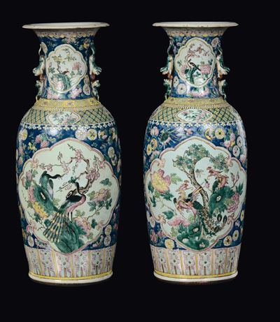 Coppia di Vasi in Porcellana Famiglia Verde con Pavoni Entro Riserve, Cina, Dinastia Qing, XIX Se...