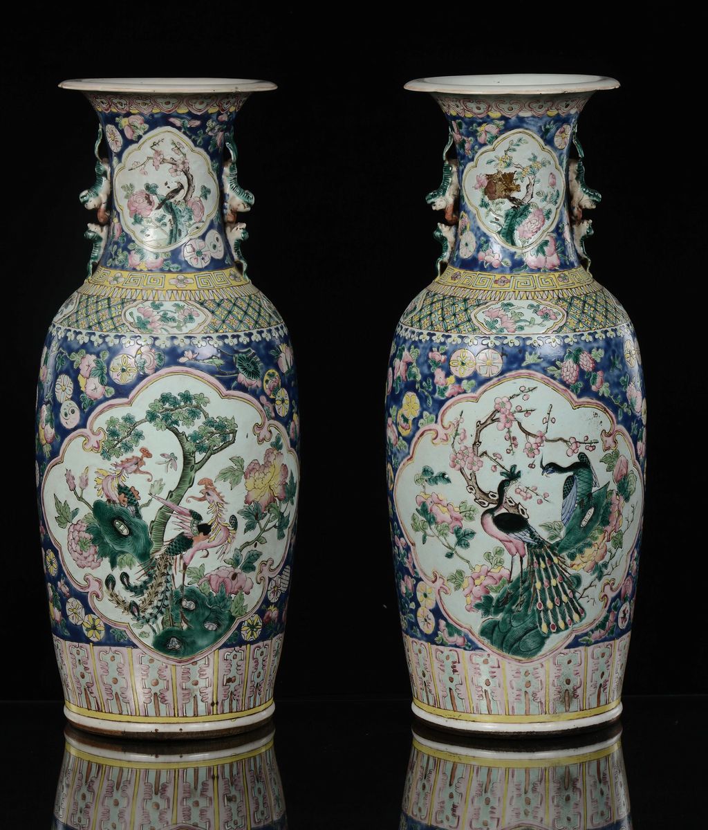 Coppia di Vasi in Porcellana Famiglia Verde con Pavoni Entro Riserve, Cina, Dinastia Qing, XIX Se...