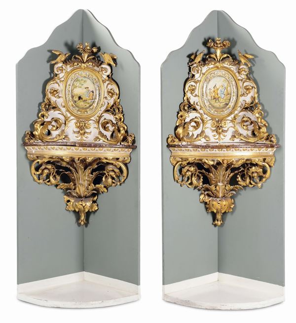 Coppia di angoliere in legno scolpito e laccate con doratura, XIX secolo