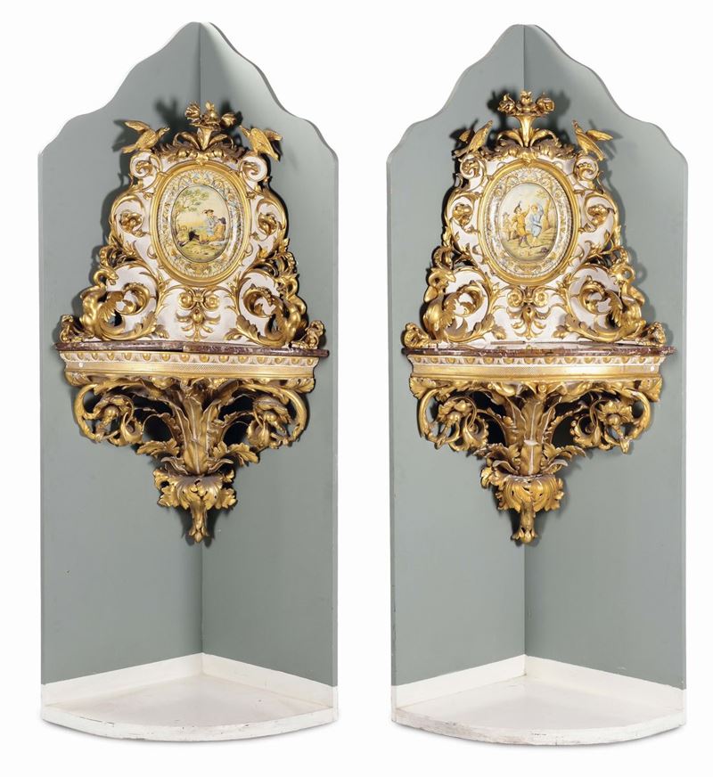 Coppia di angoliere in legno scolpito e laccate con doratura, XIX secolo  - Asta Antiquariato e Dipinti Antichi - Cambi Casa d'Aste