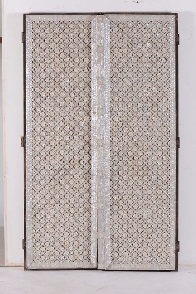Coppia di Porte in Legno Rivestite in Madreperla e Maniglie in Argento