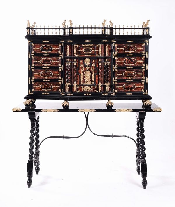 Monetiere in legno ebanizzato e lastronato in tartaruga e decorato con applicazioni in bronzo dorato, XVII secolo