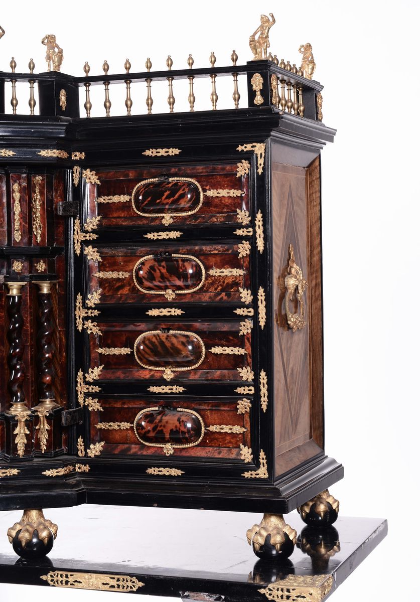 Monetiere in Legno Ebanizzato e Lastronato in Tartaruga e Decorato con Applicazioni in Bronzo Dor...