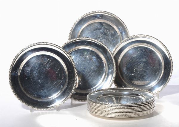 Quattordici piatti in metallo argentato con bordo coronato
