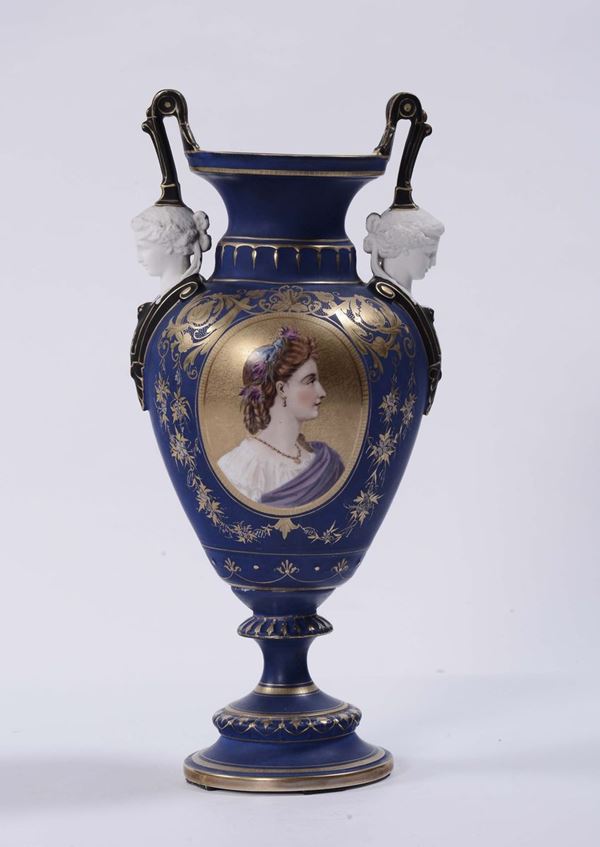 Vaso in ceramica a fondo blu, XX secolo