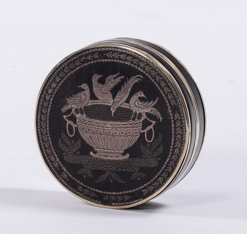 Piccola scatola rotonda Luigi XVI in tartaruga e oro, XVIII secolo  - Auction Antique and Old Masters - Cambi Casa d'Aste