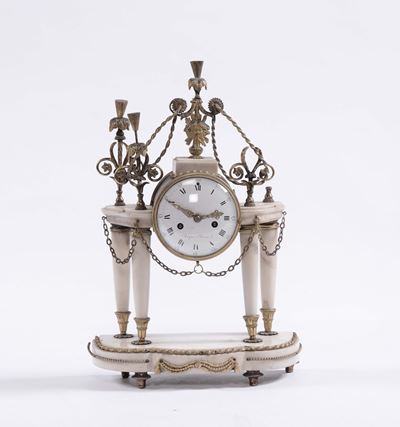 Orologio in Stile Luigi XVI in Marmo Bianco e Bronzo Dorato, XIX Secolo