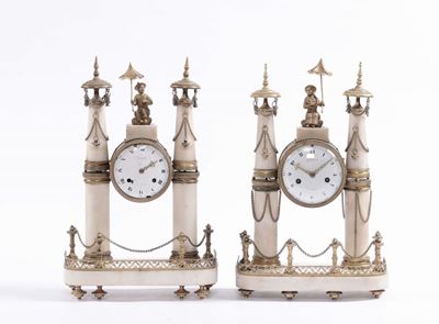 Coppia di Orologi Luigi XVI in Marmo Bianco e Bronzo Dorato, XVIII Secolo