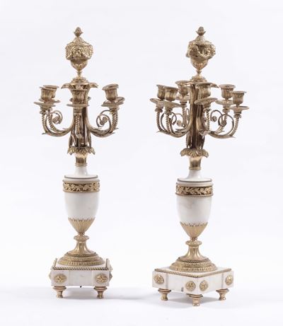 Coppia di Candelabri a Sei Luci in Bronzo Dorato e Bianco