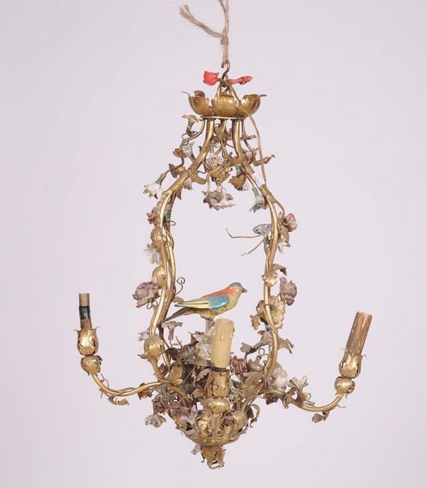 Piccolo lampadario in ferro e porcellana, inizio XX secolo