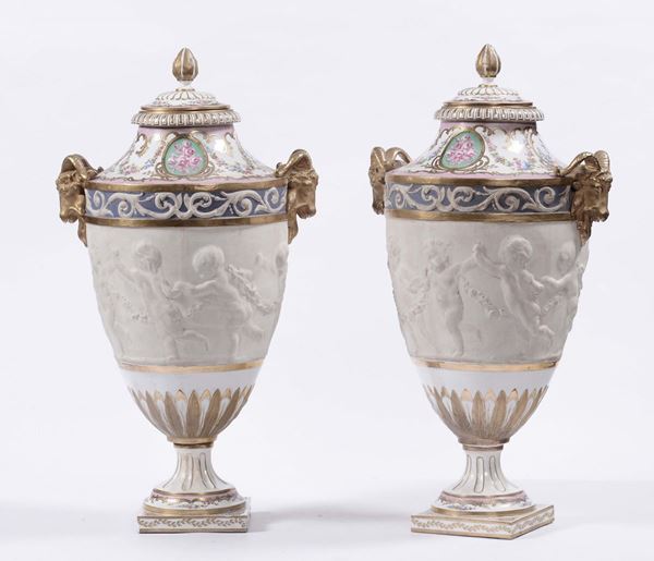 Coppia di vasi in porcellana e biscuit, XIX secolo