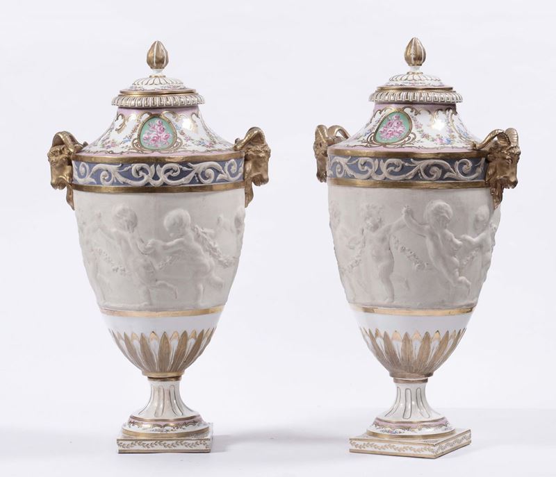Coppia di vasi in porcellana e biscuit, XIX secolo  - Asta Antiquariato e Dipinti Antichi - Cambi Casa d'Aste
