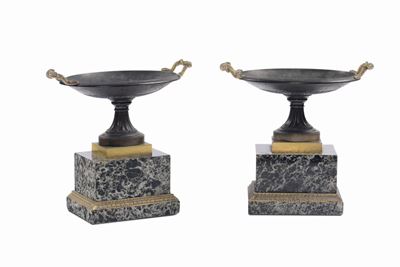 Coppia di Alzate in Bronzo Fuso, Cesellato, Brunito e Dorato con Manici a Guisa di Serpenti, Arte...