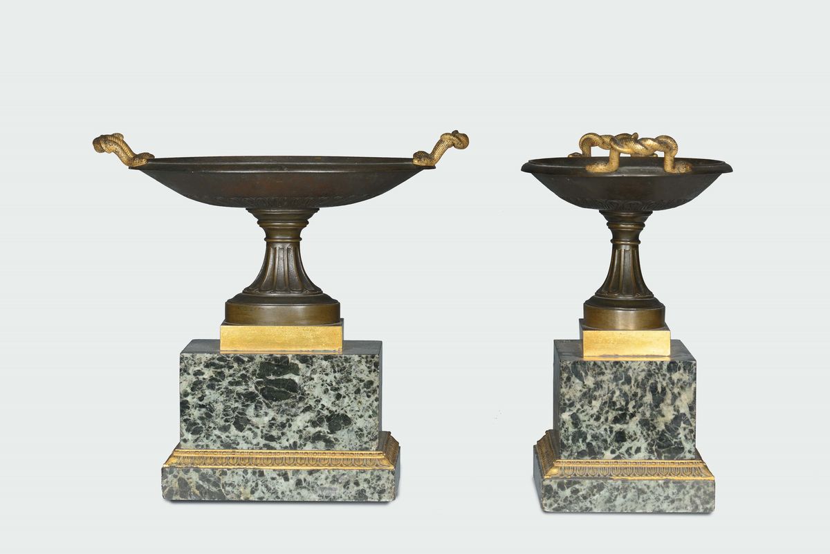 Coppia di Alzate in Bronzo Fuso, Cesellato, Brunito e Dorato con Manici a Guisa di Serpenti, Arte...