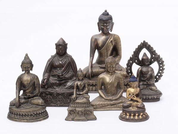 Lotto di sette Buddha in bronzo