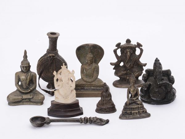 Lotto di nove statuine orientali in metallo e altri materiali