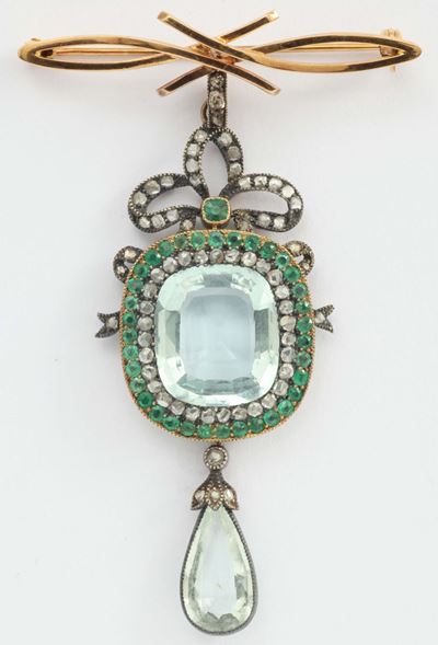 Spilla/pendente con Acquamarina di Ct 10,02 Circa, Diamanti e Smeraldi a Contorno. Secolo XIX