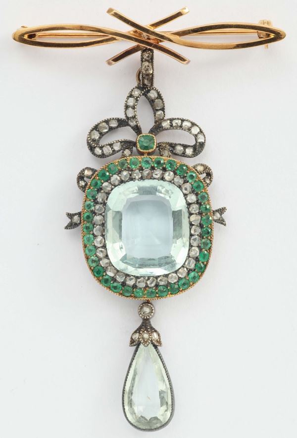 Spilla/pendente con acquamarina di ct 10,02 circa, diamanti e smeraldi a contorno. Secolo XIX
