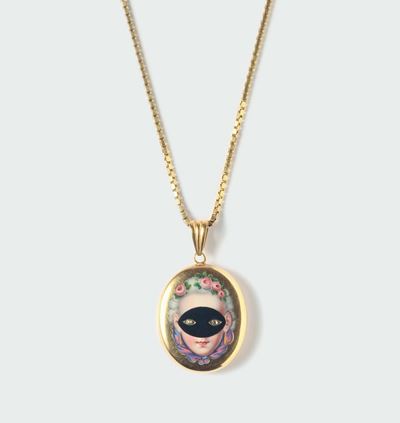 The Mistress Pendente in Oro con Miniatura, Smalti Policromi e Due Piccole Rose di Diamanti. Seco...