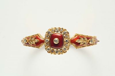 Bracciale Rigido in Oro Giallo, Smalto e Rose di Diamanti. Fattura in Stile