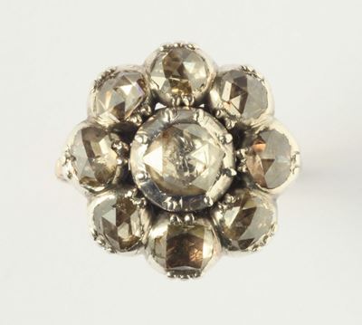 Anello a Margherita con Diamanti di Vecchio Taglio. Secolo XIX