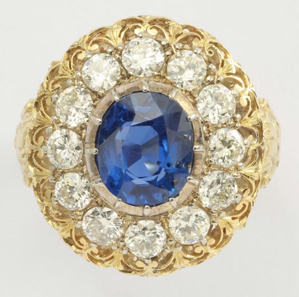A sapphire and diamond ring. The sapphire weighing ct 3,90 circa. No indication of heating (NTE)