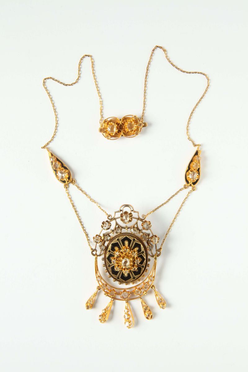 Girocollo con motivo centrale in smalto nero e diamanti di vecchio taglio  - Asta Argenti e Gioielli - Cambi Casa d'Aste