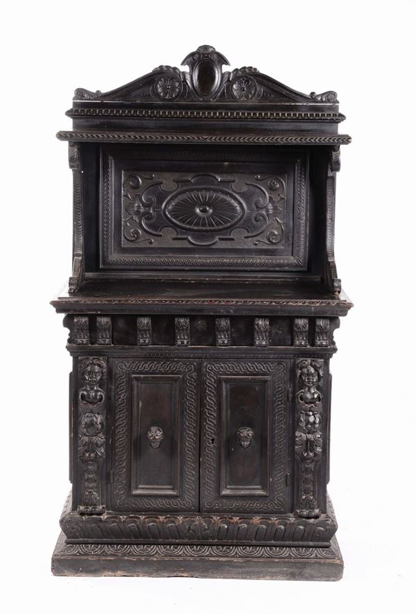 Piccola credenza  in legno ebanizzato e scolpito, XIX secolo