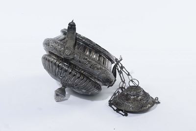 Lampada Votiva in Argento Sbalzato e Cesellato con Motivi di Gusto Neoclassico, Argentiere Sisino...