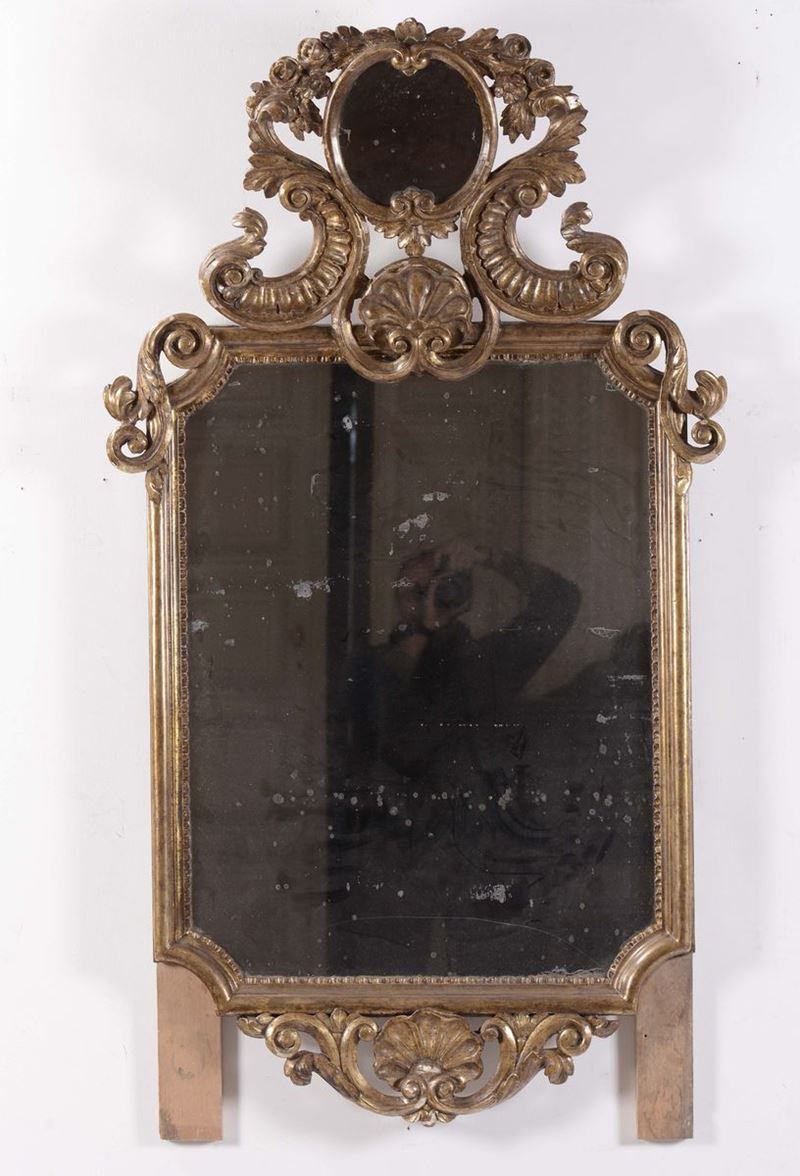 Specchiera Luigi XV in legno intagliato e dorato, Sicilia XVIII secolo  - Asta Antiquariato e Dipinti Antichi - Cambi Casa d'Aste