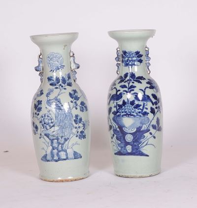 Coppia di Vasi in Porcellana a Fondo Celadon con Decori in Blu, Cina, Satzuma, XIX Secolo