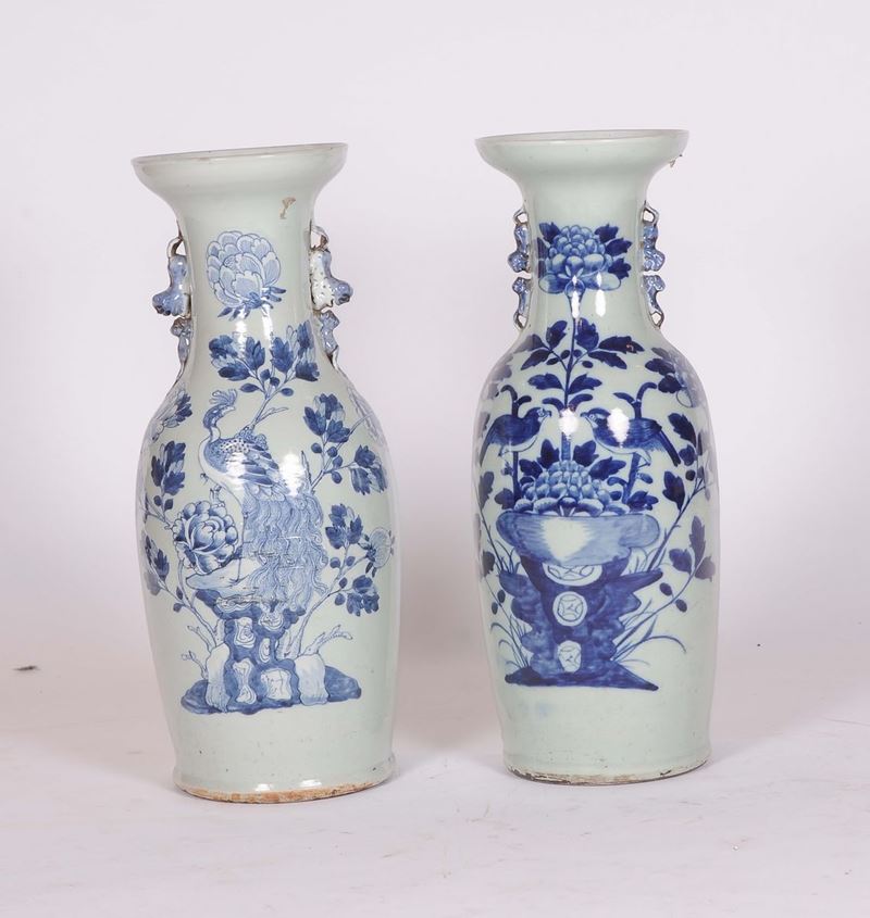 Coppia di vasi in porcellana a fondo celadon con decori in blu, Cina, Satzuma, XIX secolo  - Asta Antiquariato e Dipinti Antichi - Cambi Casa d'Aste