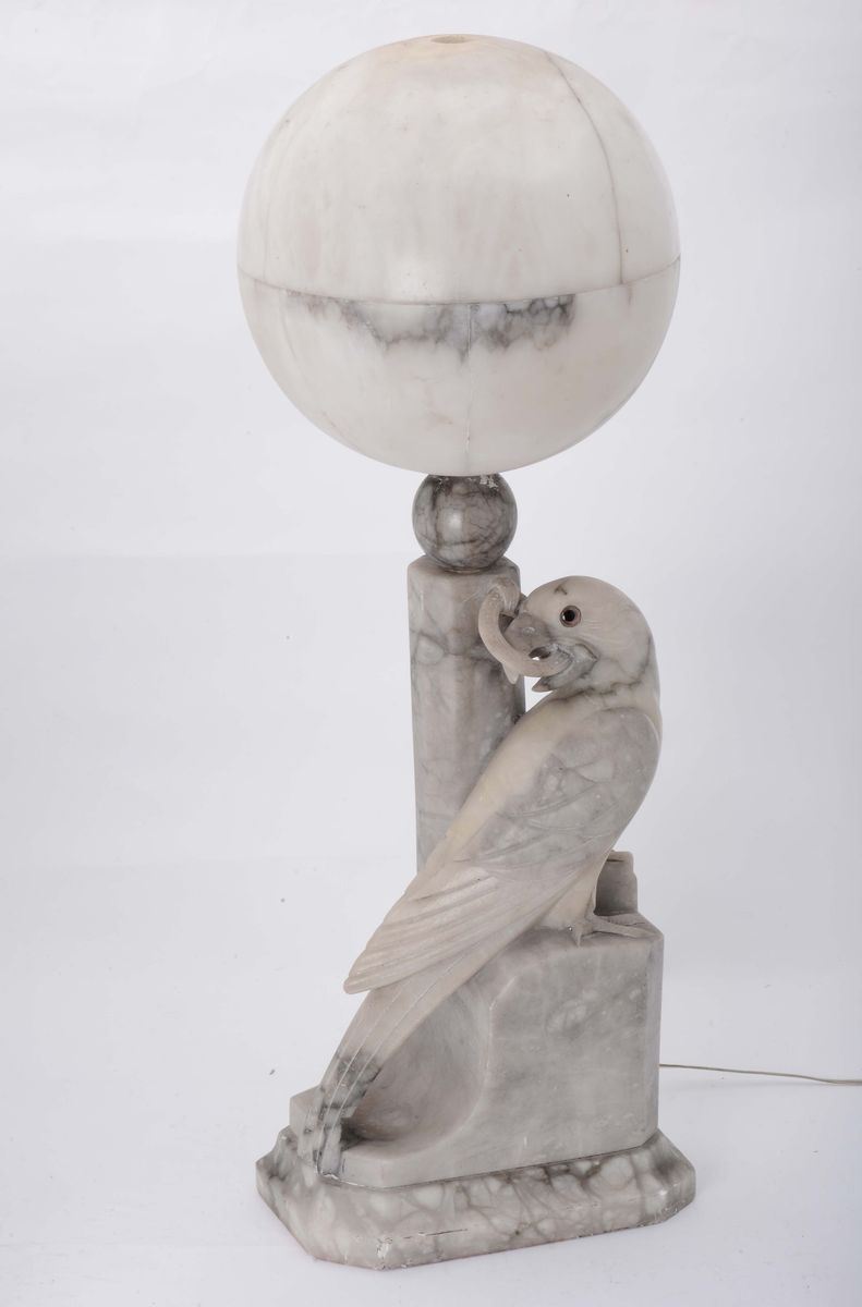Lampada in alabastro con aquila sormontata dal mondo, Napoli inizi XX secolo  - Auction Antique and Old Masters - Cambi Casa d'Aste