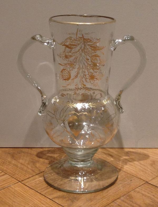 Vaso in vetro soffiato a due manici con decoro in oro