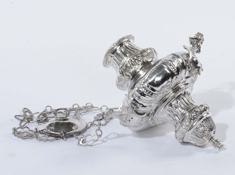 Lampada votiva pensile in argento sbalzato, fuso e cesellato con motivi a volute e riserve, Italia XVIII secolo  - Auction Silvers and Jewels - Cambi Casa d'Aste