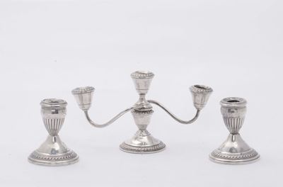 Lotto Composto da Coppia di Bugie e Candeliere a Tre Luci in Sterling